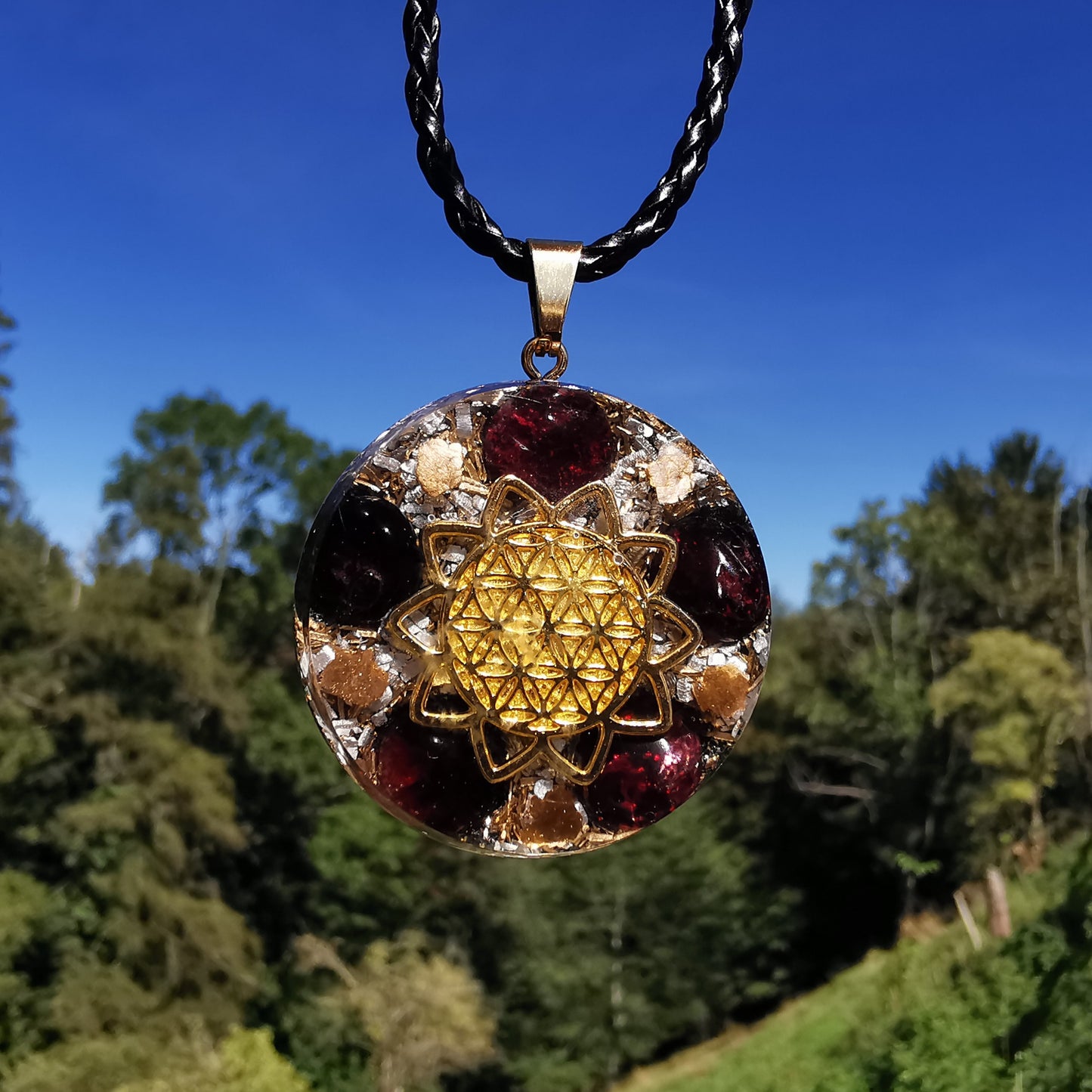 Grosser Orgone Anhänger INNERES FEUER mit GRANAT Lebensblume gold