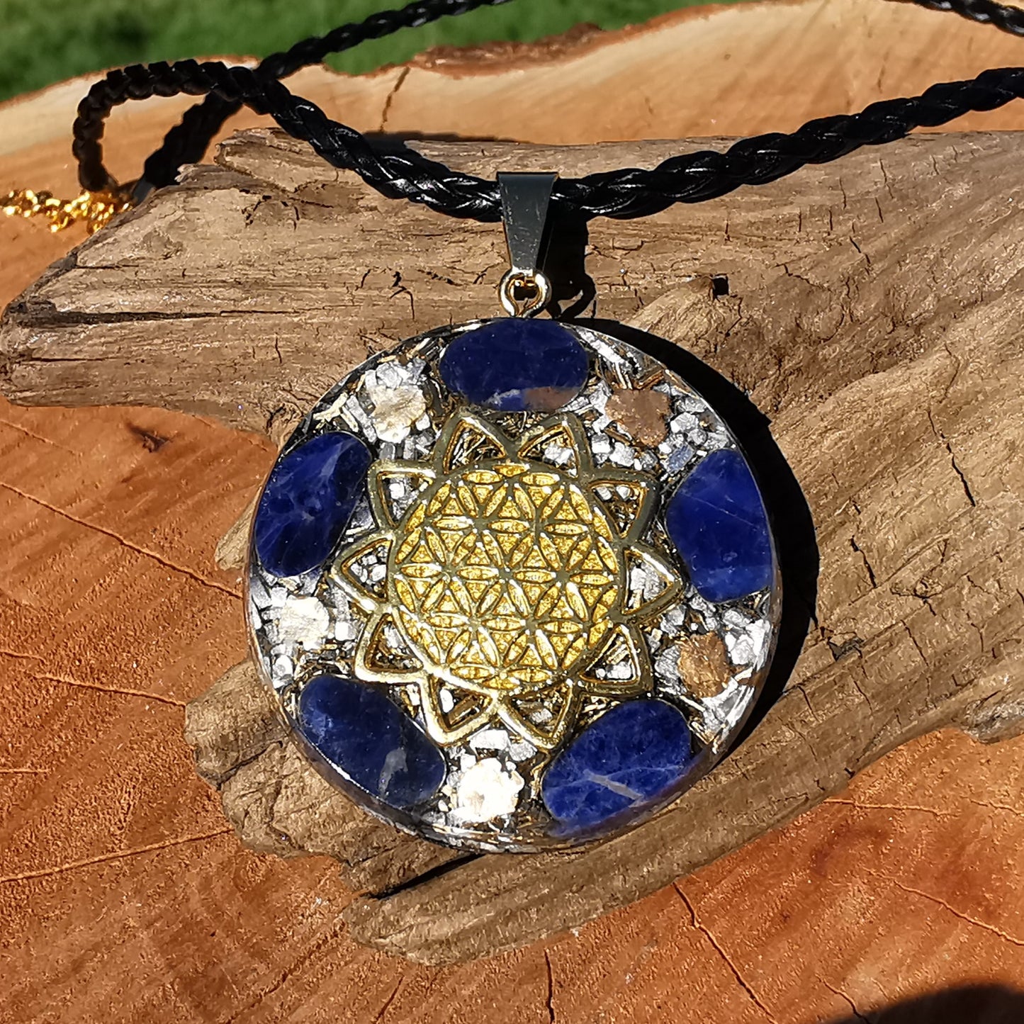 Grosser Orgone Anhänger EIGENSTÄNDIGKEIT mit SODALITH Lebensblume gold