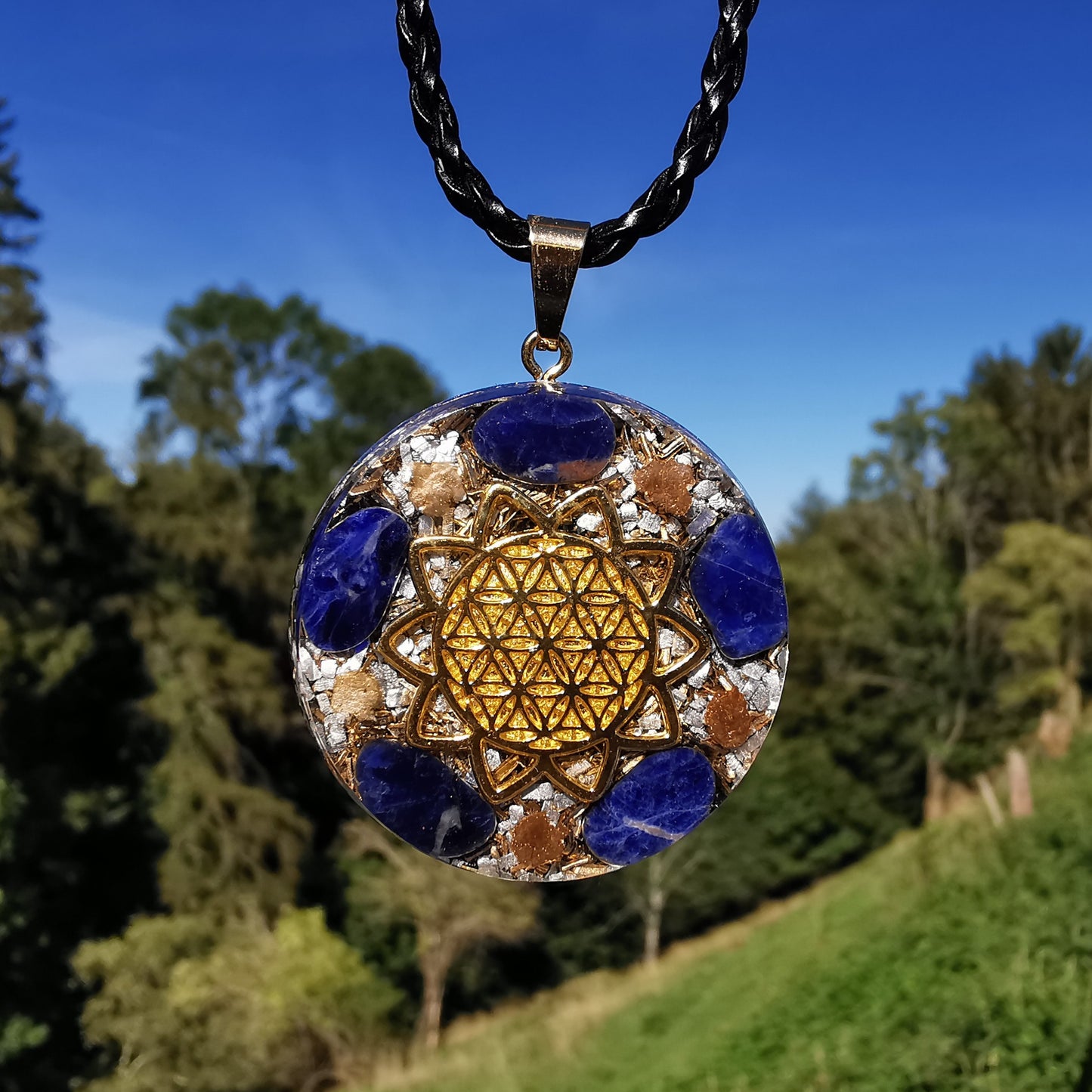 Grosser Orgone Anhänger EIGENSTÄNDIGKEIT mit SODALITH Lebensblume gold