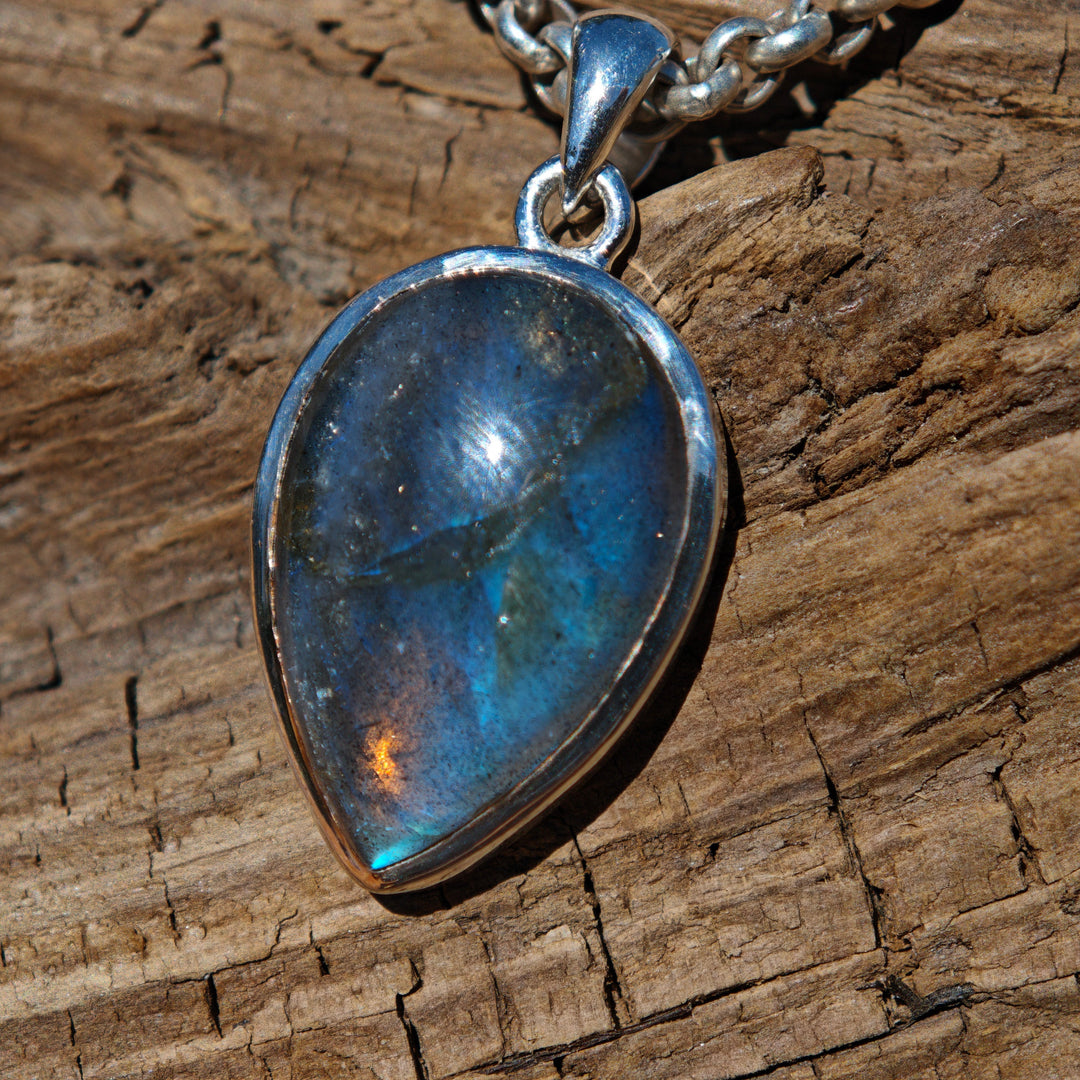 Labradorit Tropfen einmalige Extraqualität gefasst in Silber 925