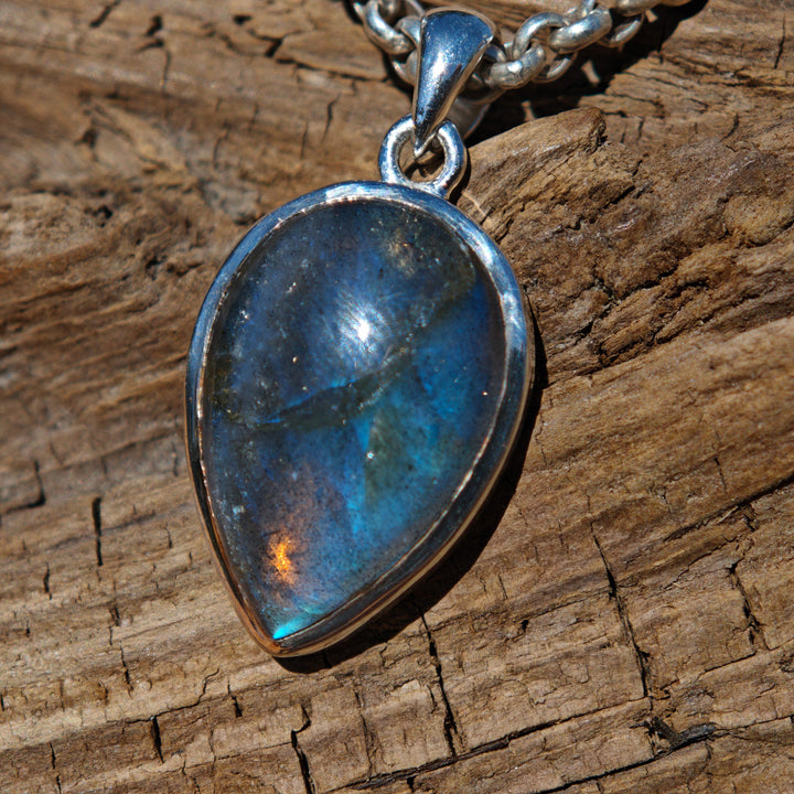 Labradorit Tropfen einmalige Extraqualität gefasst in Silber 925