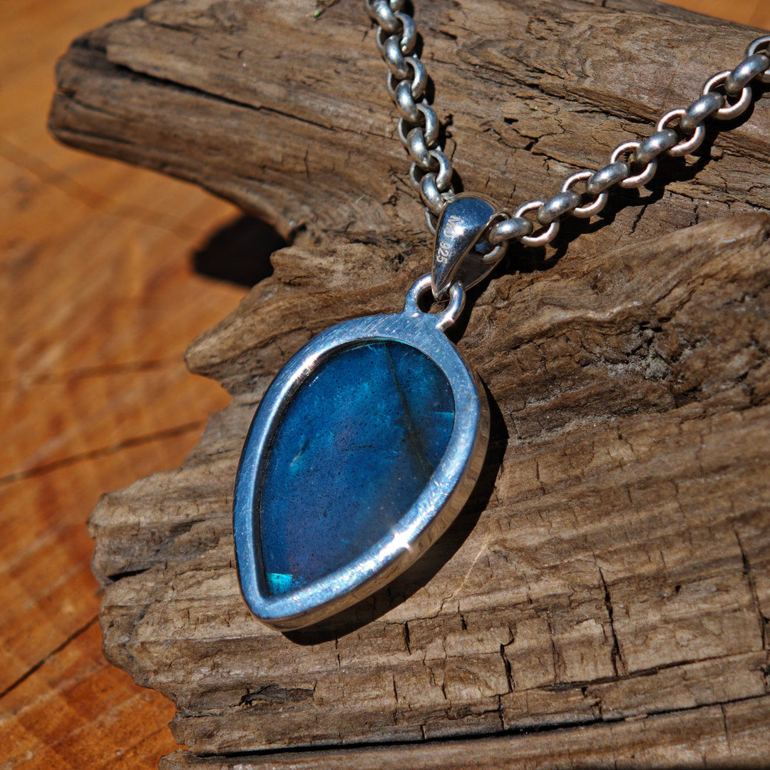 Labradorit Tropfen einmalige Extraqualität gefasst in Silber 925