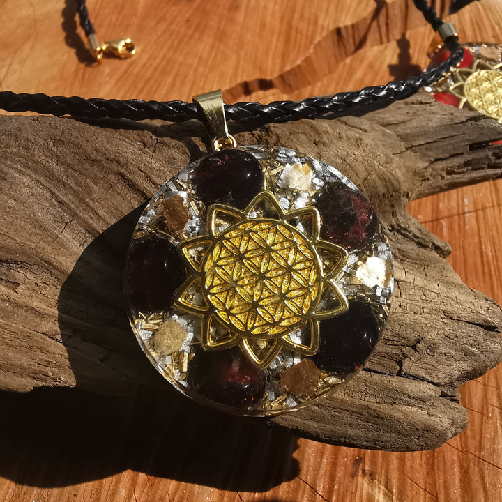 Orgone Anhänger gross INNERES FEUER mit GRANAT Lebensblume gold