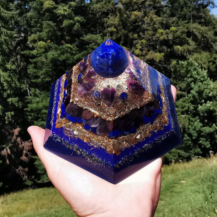 Orgone Hexagonal Pyramide WAHRHEIT, TRANSFORMATION & ABGRENZUNG Lapislazuli Amethyst Sugilith 15cm