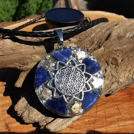 Grosser Orgone Anhänger EIGENSTÄNDIGKEIT mit SODALITH Lebensblume silber