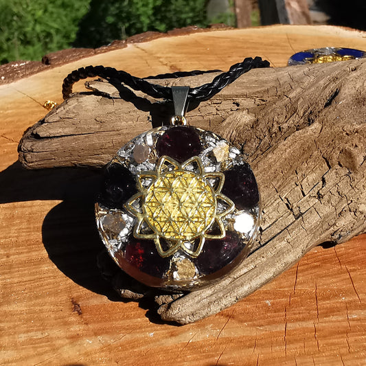 Grosser Orgone Anhänger INNERES FEUER mit GRANAT Lebensblume gold
