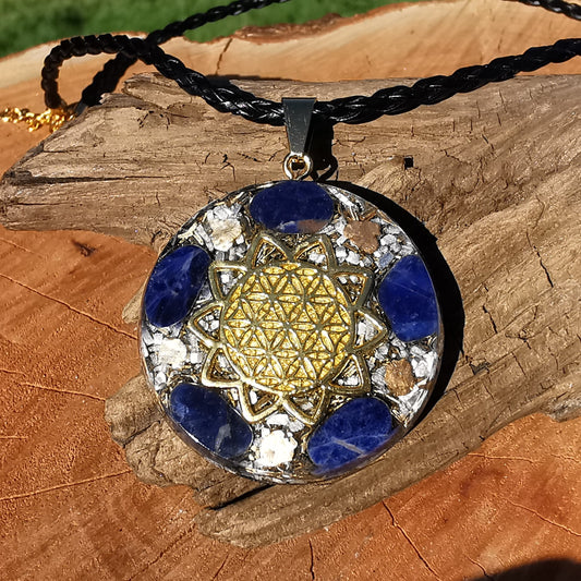 Grosser Orgone Anhänger EIGENSTÄNDIGKEIT mit SODALITH Lebensblume gold
