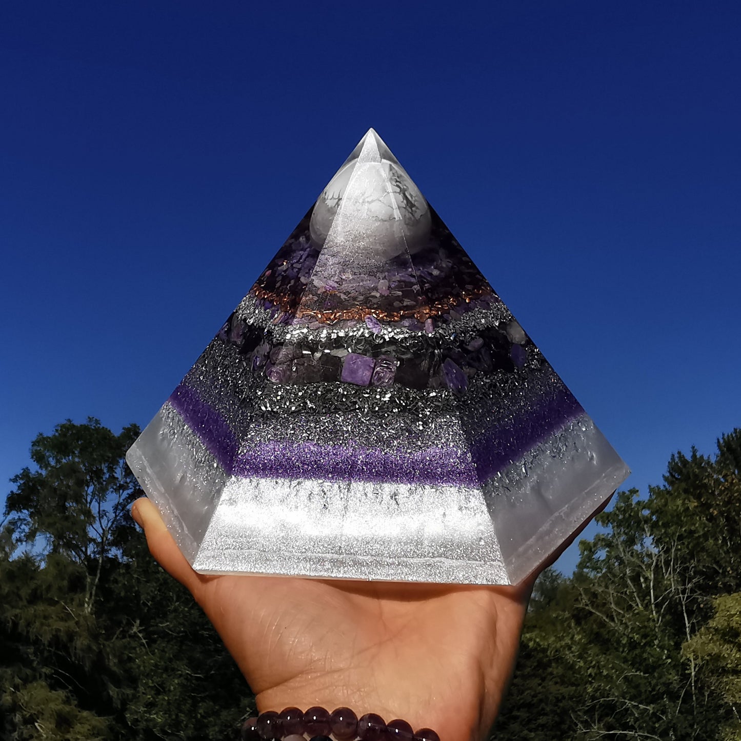 Orgone Hexagonal Pyramide GELASSENHEIT 18.5cm Magnesit Charoit Sugilith Lepidolith