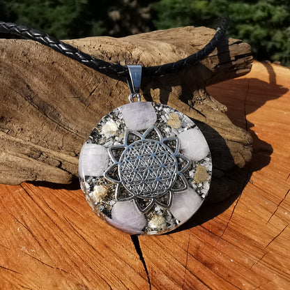 Grosser Orgone Anhänger ZENTRIERUNG mit Kunzit Lebensblume silber