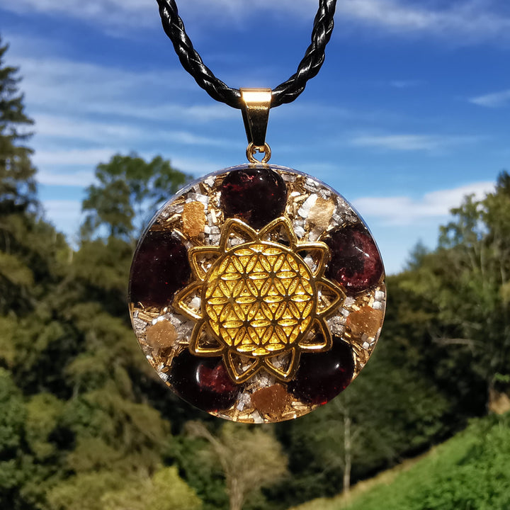 Orgone Anhänger gross INNERES FEUER mit GRANAT Lebensblume gold