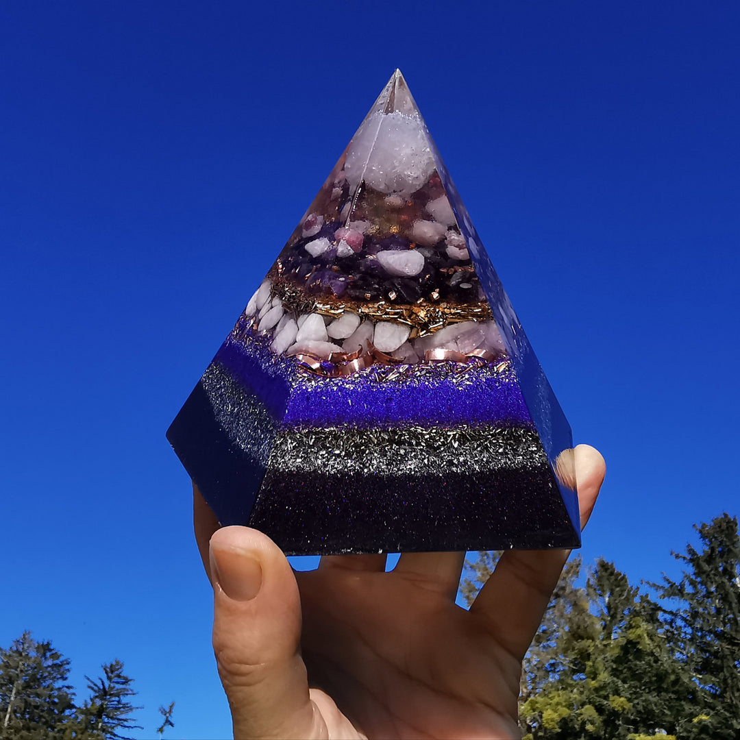 Orgone Pentagonal Pyramide LIEBE & HARMONIE ⌀12.5cm ↑11cm