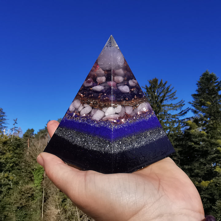 Orgone Pentagonal Pyramide LIEBE & HARMONIE ⌀12.5cm ↑11cm