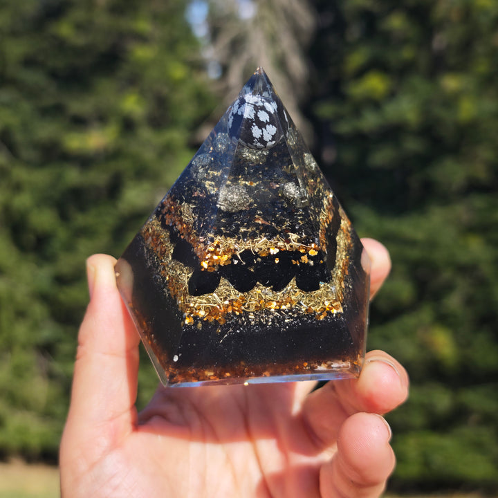 Orgone Pentagonal Pyramide SCHUTZ Schneeflockenobsidian Pyrit Turmalin ⌀8cm ↑8cm
