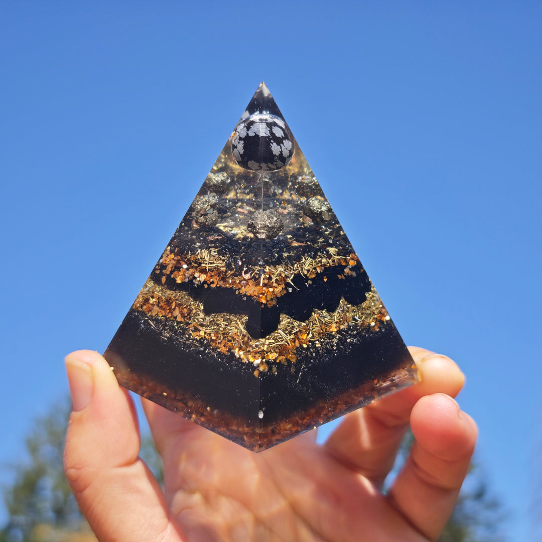 Orgone Pentagonal Pyramide SCHUTZ Schneeflockenobsidian Pyrit Turmalin ⌀8cm ↑8cm