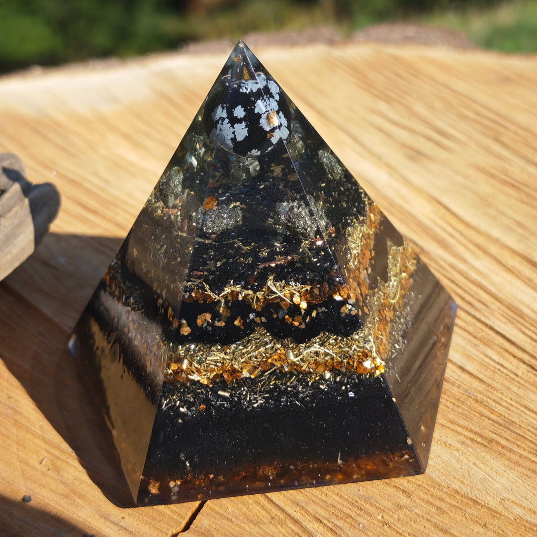 Orgone Pentagonal Pyramide SCHUTZ Schneeflockenobsidian Pyrit Turmalin ⌀8cm ↑8cm