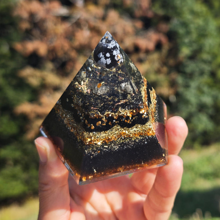 Orgone Pentagonal Pyramide SCHUTZ Schneeflockenobsidian Pyrit Turmalin ⌀8cm ↑8cm