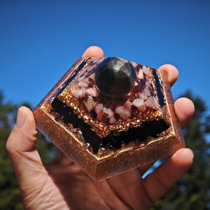 Orgone Pentagonal Pyramide ZUFRIEDENHEIT Regenbogenobsidian Sonnenstein Granat Schwarzer Turmalin ⌀10.5cm ↑6cm