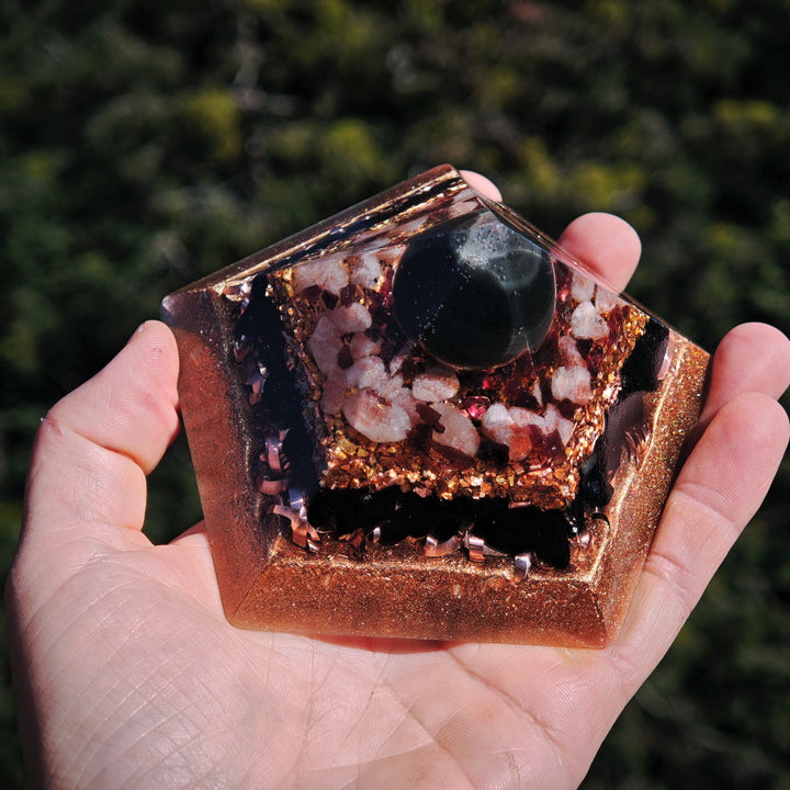 Orgone Pentagonal Pyramide ZUFRIEDENHEIT Regenbogenobsidian Sonnenstein Granat Schwarzer Turmalin ⌀10.5cm ↑6cm