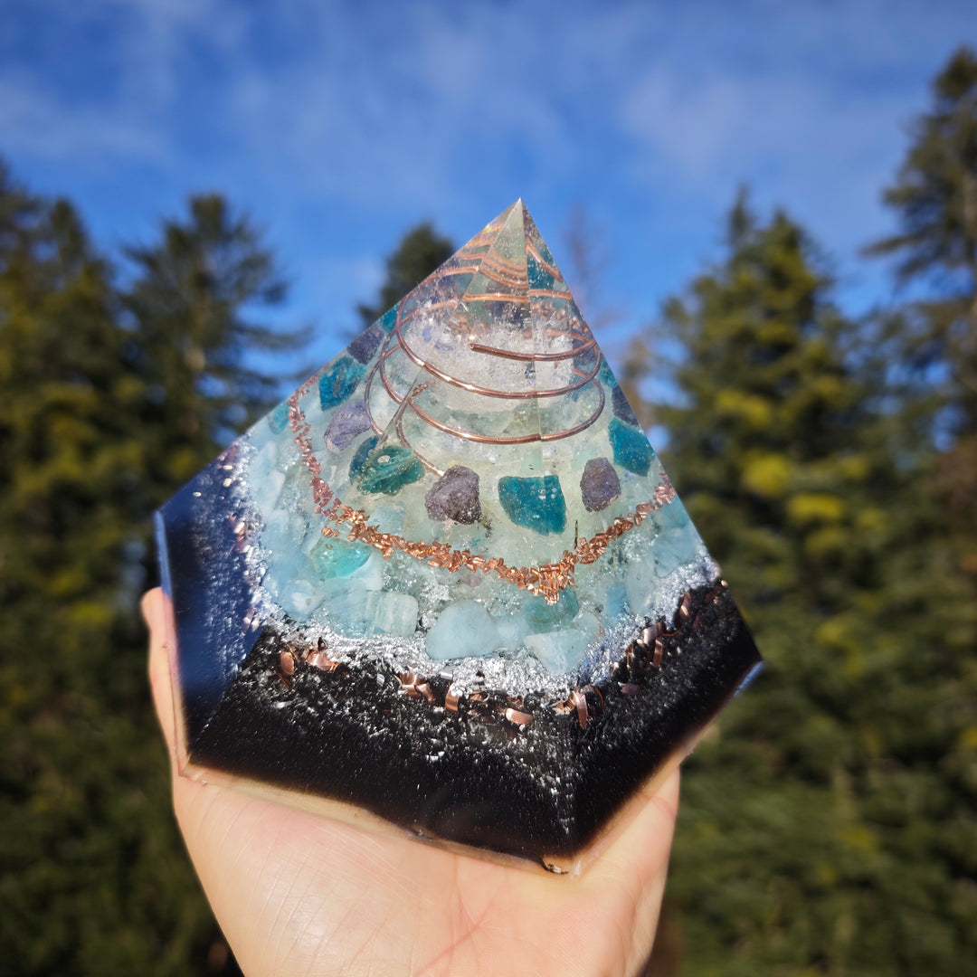 Orgone Hexagonal Pyramide MEDIALITÄT & URVERTRAUEN Bergkristall Aquamarin Apatit Tansanit  ⌀16cm ↑13cm