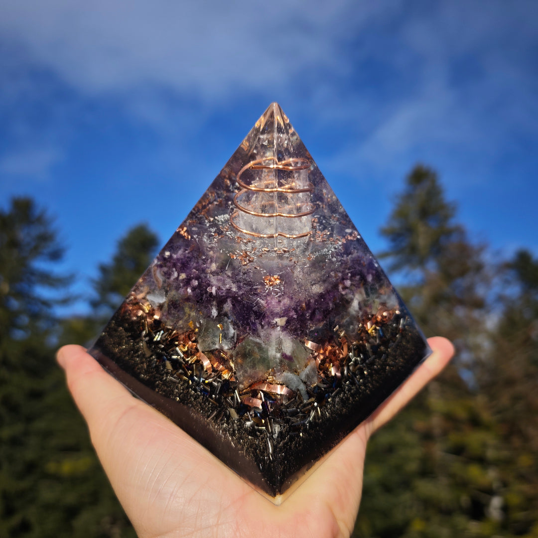 Orgone Pyramide GEISTIGE FREIHEIT Bergkristall Regenbogen Fluorit →11cm ↑11cm
