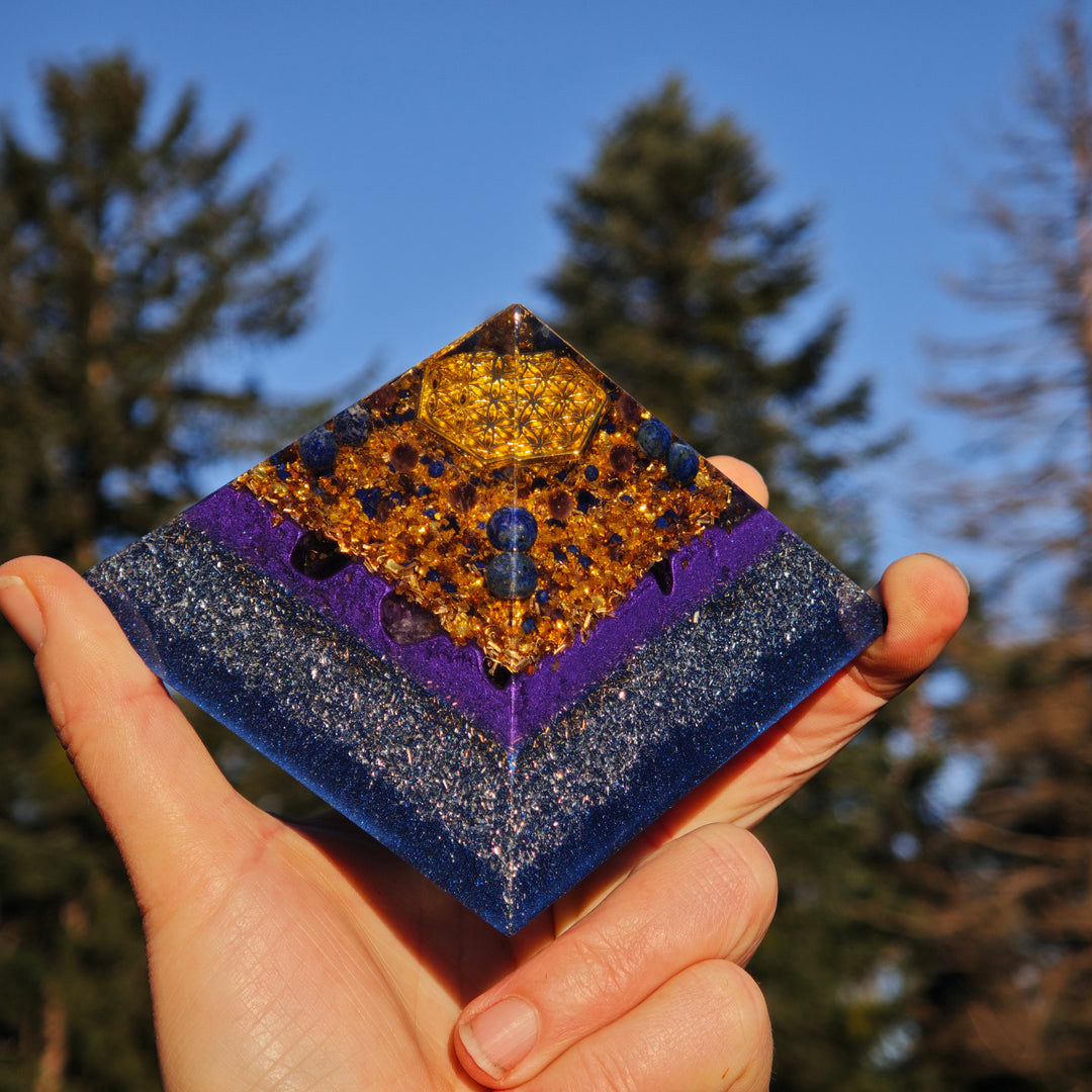 Orgone Cheops Pyramide INTUITION - TRANSFORMATION - ABGRENZUNG Lapislazuli Amethyst Sugilith →9.5cm ↑7cm