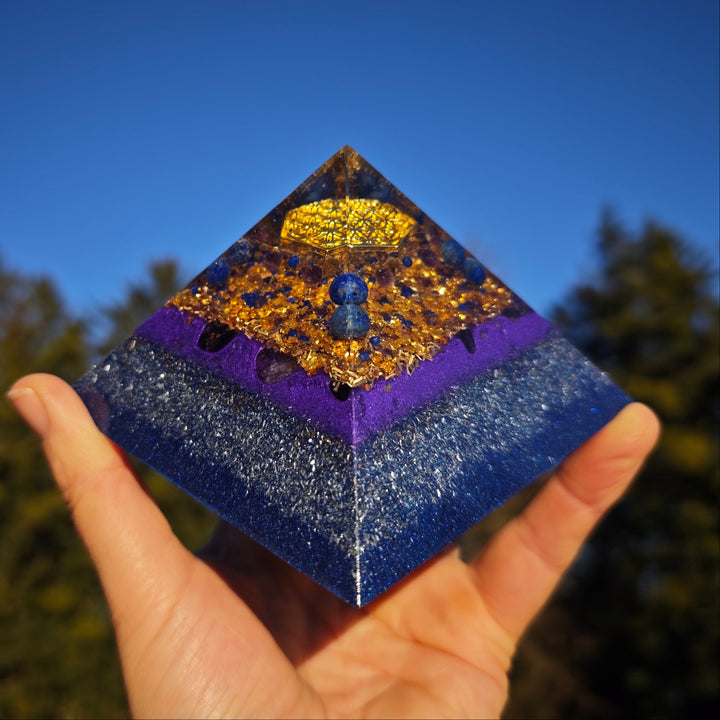 Orgone Cheops Pyramide INTUITION - TRANSFORMATION - ABGRENZUNG Lapislazuli Amethyst Sugilith →9.5cm ↑7cm