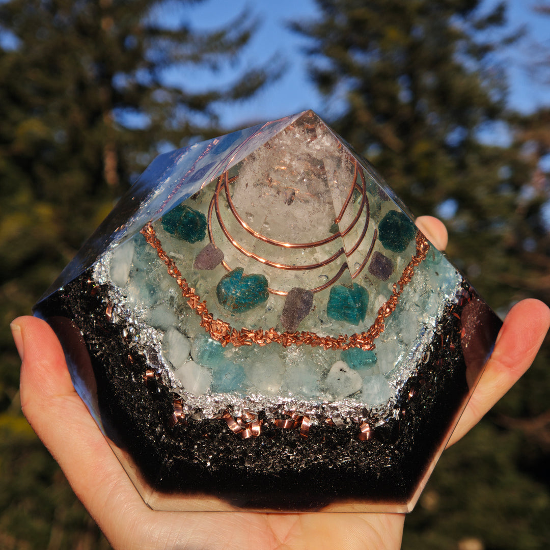 Orgone Hexagonal Pyramide MEDIALITÄT & URVERTRAUEN Bergkristall Aquamarin Apatit Tansanit  ⌀16cm ↑13cm