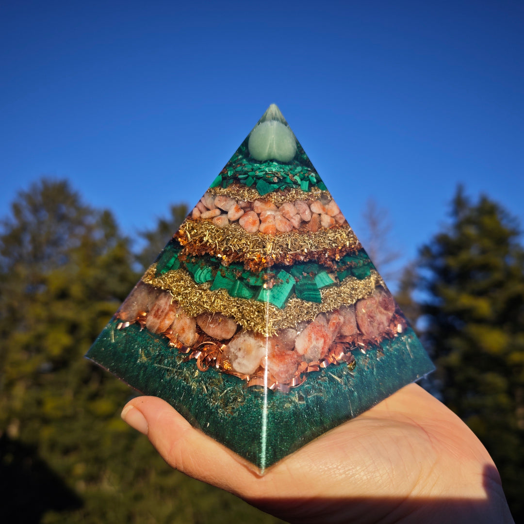 Orgone Pyramide OPTIMISMUS Aventurin Malachit Sonnenstein Extraqualität →12cm ↑12cm (Kopie)