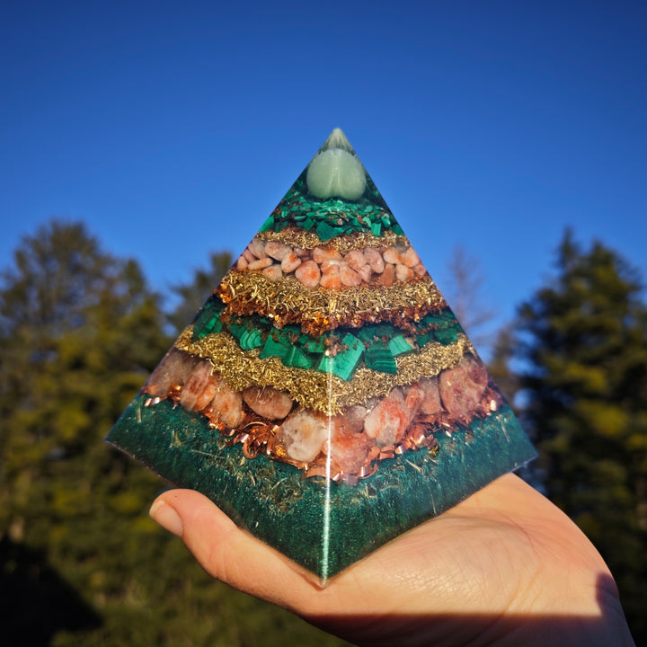 Orgone Pyramide OPTIMISMUS Aventurin Malachit Sonnenstein Extraqualität →12cm ↑12cm (Kopie)