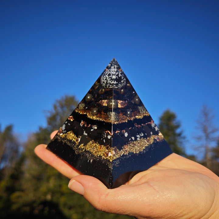 Orgone Pyramide SCHUTZ & LICHTARBEIT Schneeflockenobsidian Pyrit Rauchquarz Turmalin cm →9cm ↑9cm (+-450g)