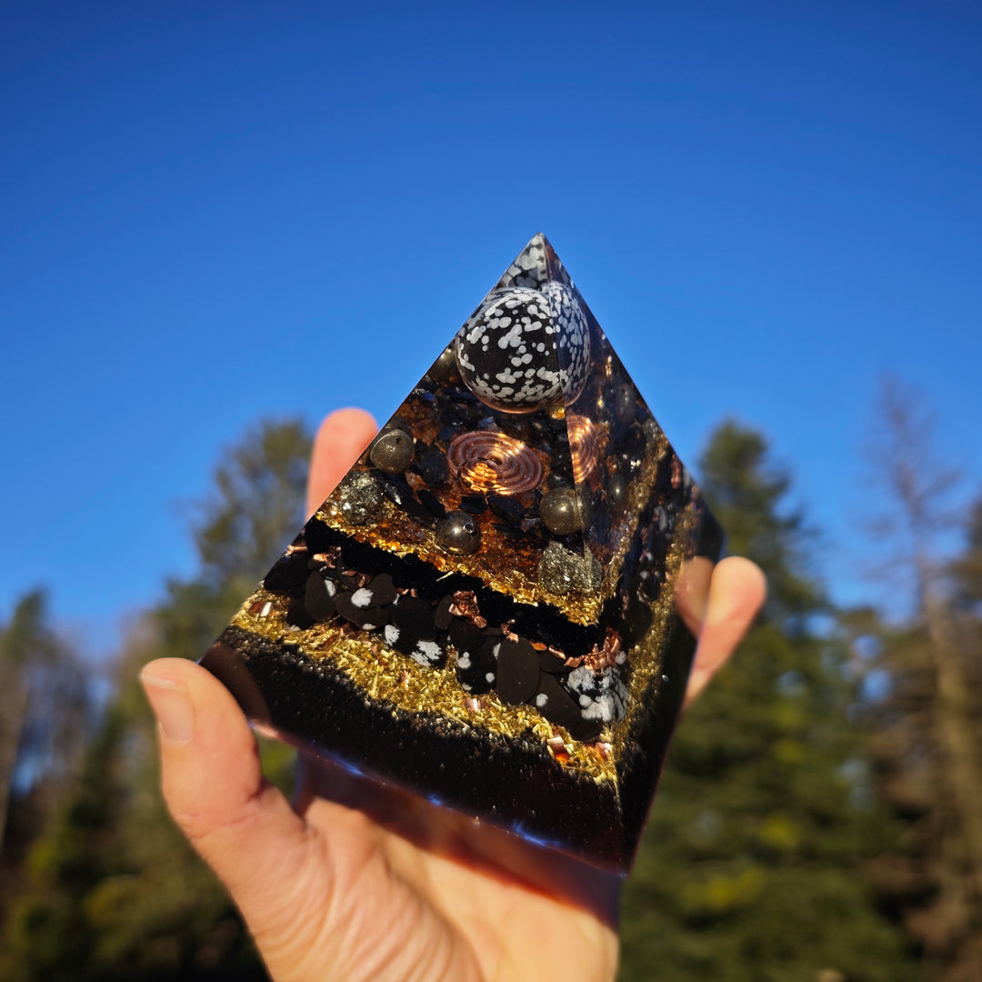 Orgone Pyramide SCHUTZ & LICHTARBEIT Schneeflockenobsidian Pyrit Rauchquarz Turmalin cm →9cm ↑9cm (+-450g)
