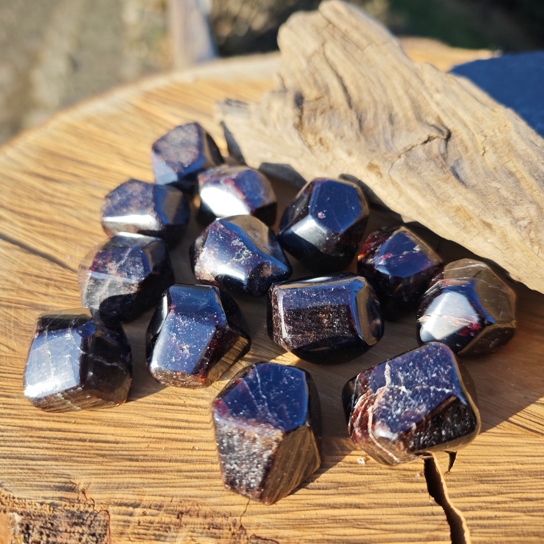 GRANAT Oktaeder WIDERSTANDSKRAFT von der Natur geschaffen von Hand poliert 2.5-3.5cm