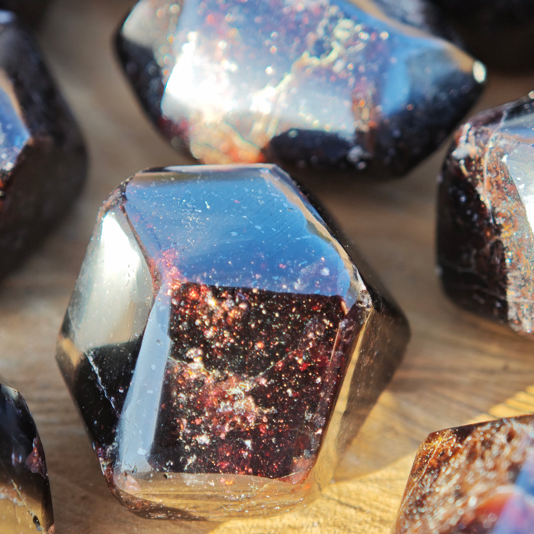 GRANAT Oktaeder WIDERSTANDSKRAFT von der Natur geschaffen von Hand poliert 2.5-3.5cm