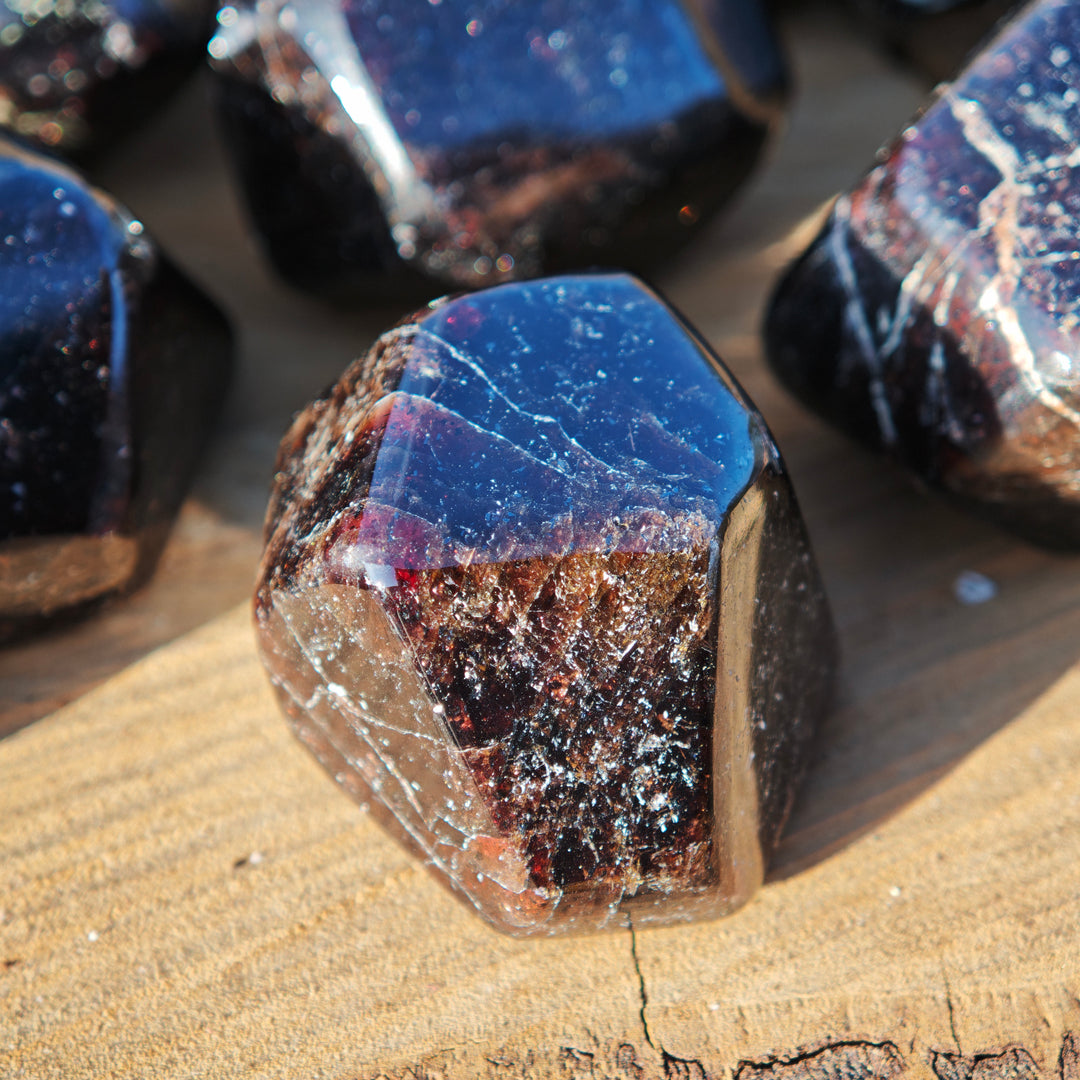 GRANAT Oktaeder WIDERSTANDSKRAFT von der Natur geschaffen von Hand poliert 2.5-3.5cm