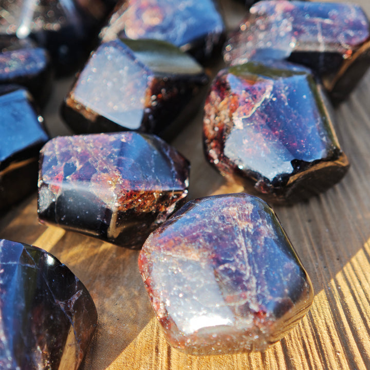 GRANAT Oktaeder WIDERSTANDSKRAFT von der Natur geschaffen von Hand poliert 1.5-2.5cm