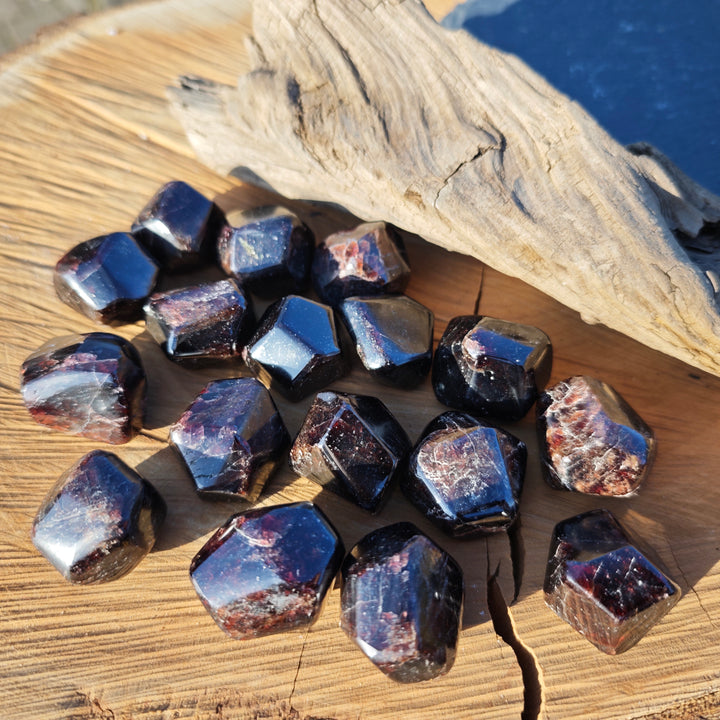 GRANAT Oktaeder WIDERSTANDSKRAFT von der Natur geschaffen von Hand poliert 1.5-2.5cm