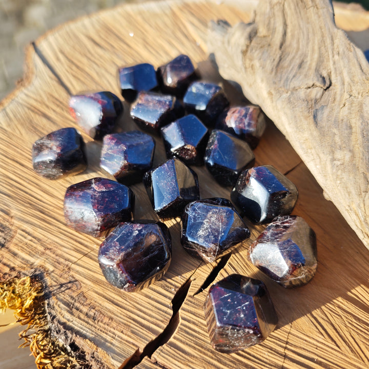 GRANAT Oktaeder WIDERSTANDSKRAFT von der Natur geschaffen von Hand poliert 1.5-2.5cm