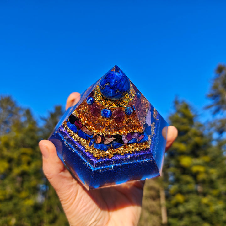 Orgone Hexagonal Pyramide WAHRHEIT, TRANSFORMATION & GEISTIGE LIEBE Lapislazuli Amethyst Charoit Sugilith ⌀12cm ↑7.6cm