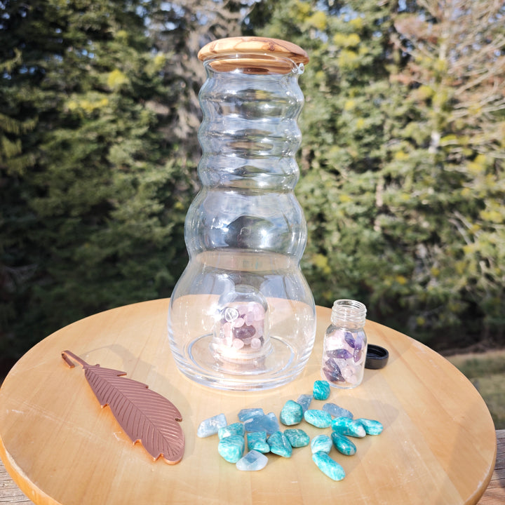 Krug Cadus Family 1,5l - Edelsteinfach und Olivendeckel - mundgeblasen inkl. Wassersteine