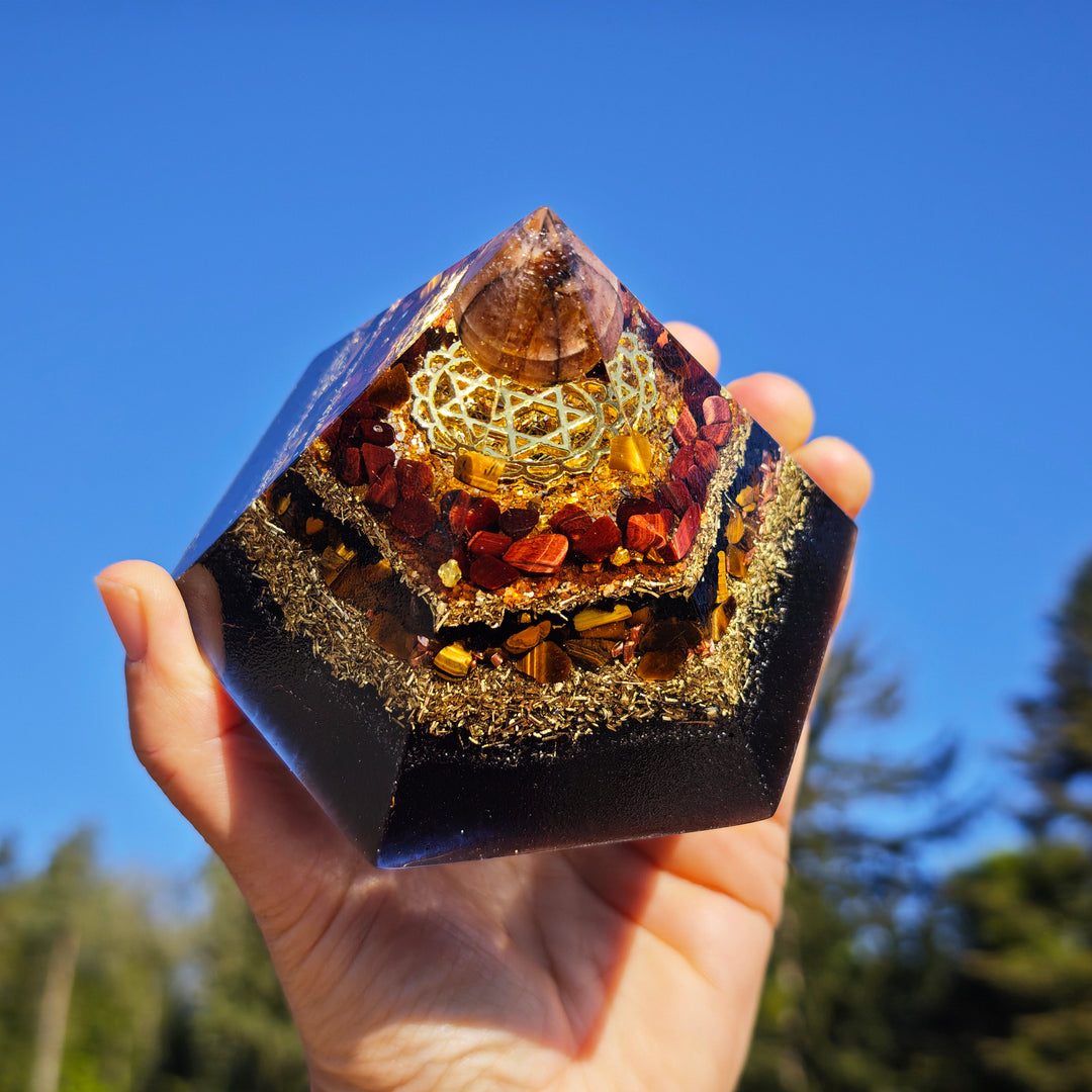 Orgone Hexagonal Pyramide SCHUTZ & MUT ⌀12cm ↑7.6cm