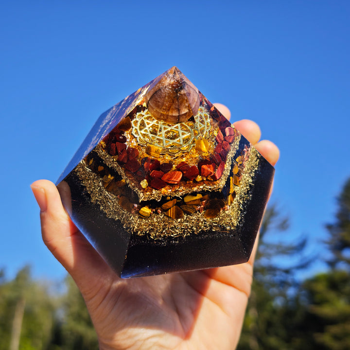 Orgone Hexagonal Pyramide SCHUTZ & MUT ⌀12cm ↑7.6cm