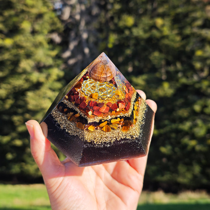 Orgone Hexagonal Pyramide SCHUTZ & MUT ⌀12cm ↑7.6cm