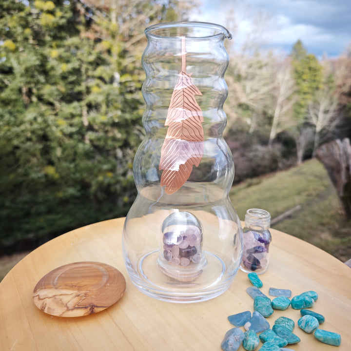 Krug Cadus Family 1,5l - Edelsteinfach und Olivendeckel - mundgeblasen inkl. Wassersteine