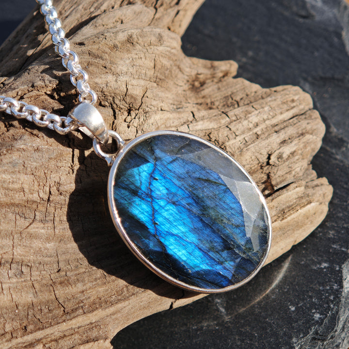 Labradorit facettiert oval Extraqualität gefasst in Silber 925