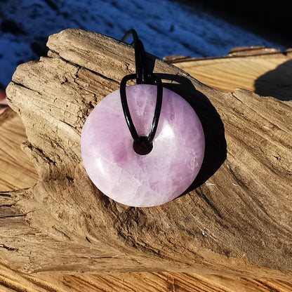 Kunzit Donut "A-Qualität" 30mm mit Band (3)