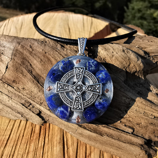 Orgone Anhänger WAHRHEIT mit Lapislazuli und Kelten Kreuz