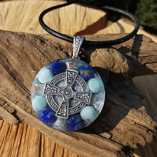 Orgone Anhänger SELBSTSICHERHEIT mit Lapislazuli & Larimar Kelten Kreuz