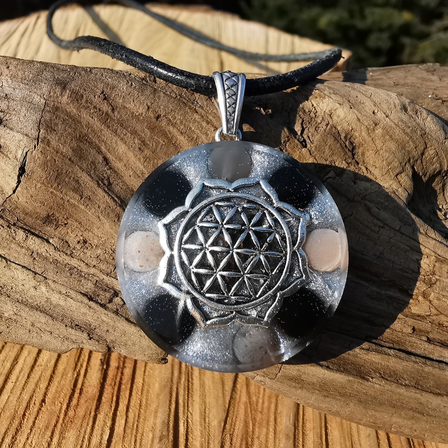 Orgone Anhänger BEWUSST SEIN & EMF SCHUTZ mit Mondstein & Schwarzem Turmalin Lebensblume