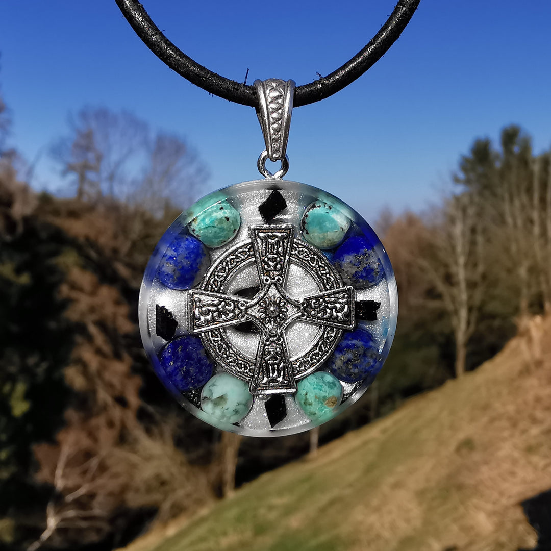 Orgone Anhänger WAHRNEHMUNG mit Chrysokoll und Lapislazuli Kelten Kreuz S925