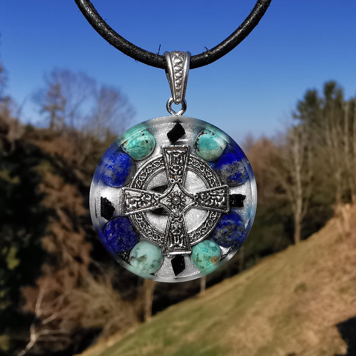 Orgone Anhänger WAHRNEHMUNG mit Chrysokoll und Lapislazuli Kelten Kreuz S925